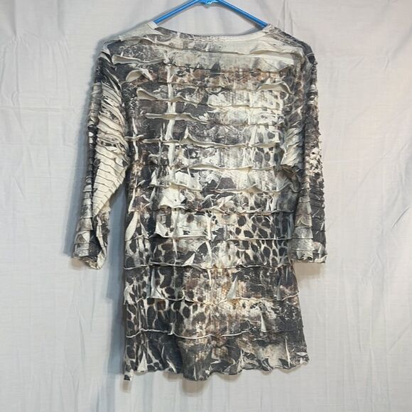 Cubism women’s large ruffled shirt with diamond button quarter length - Picture 3 of 6